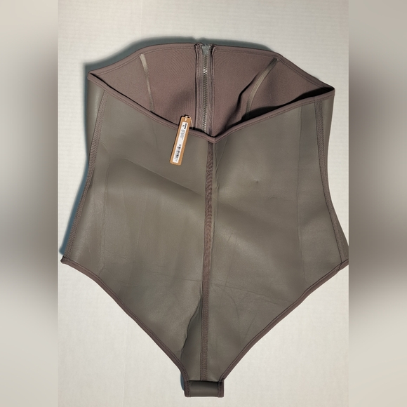 ⛱️ SKIMS 1 Piece Rubberized Scuba Zip up Strapless Swimsuit Grey Chalk 26 28 4X - Picture 5 of 9